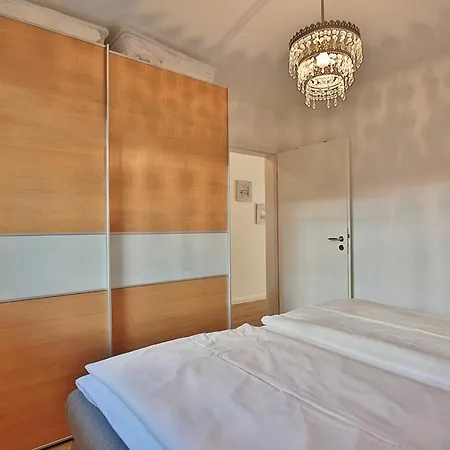 Am Am Strandallee 48 03 *